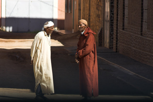 Oudere heren maken een praatje op straat in Alnif