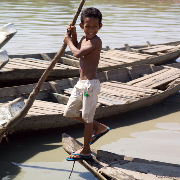 jongetje op zijn boortje in Cambodja