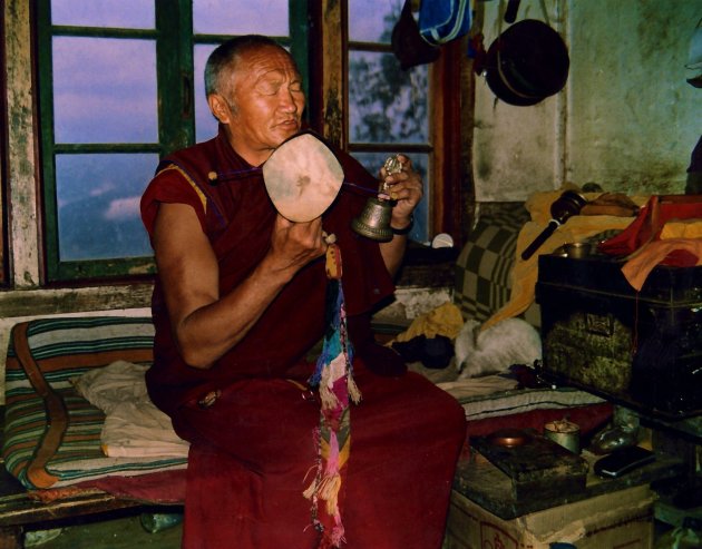 Tibetaanse monnik tijdens puja-ritueel