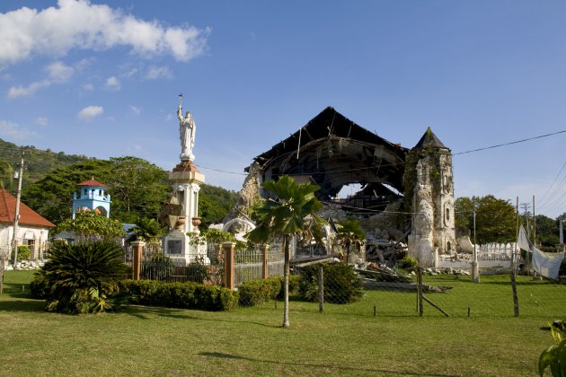 Aardbeving vernietigt oude kerk