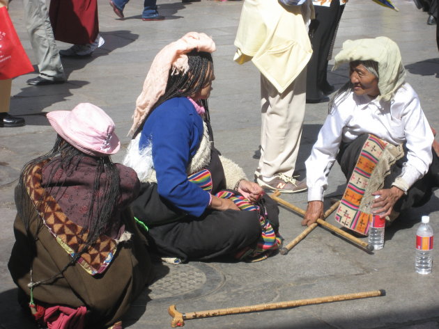 3 generations of Tibetan ladies