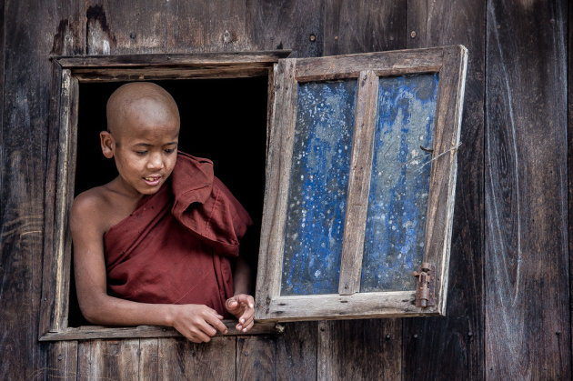 jonge monnik in het raam