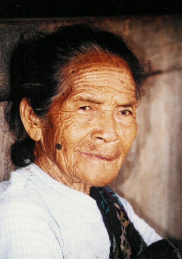 Een oude dame van de  Ngada-stam op Flores