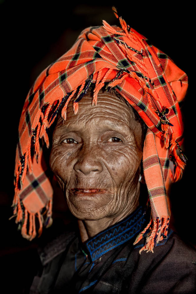 oudere vrouw tijdens trekking