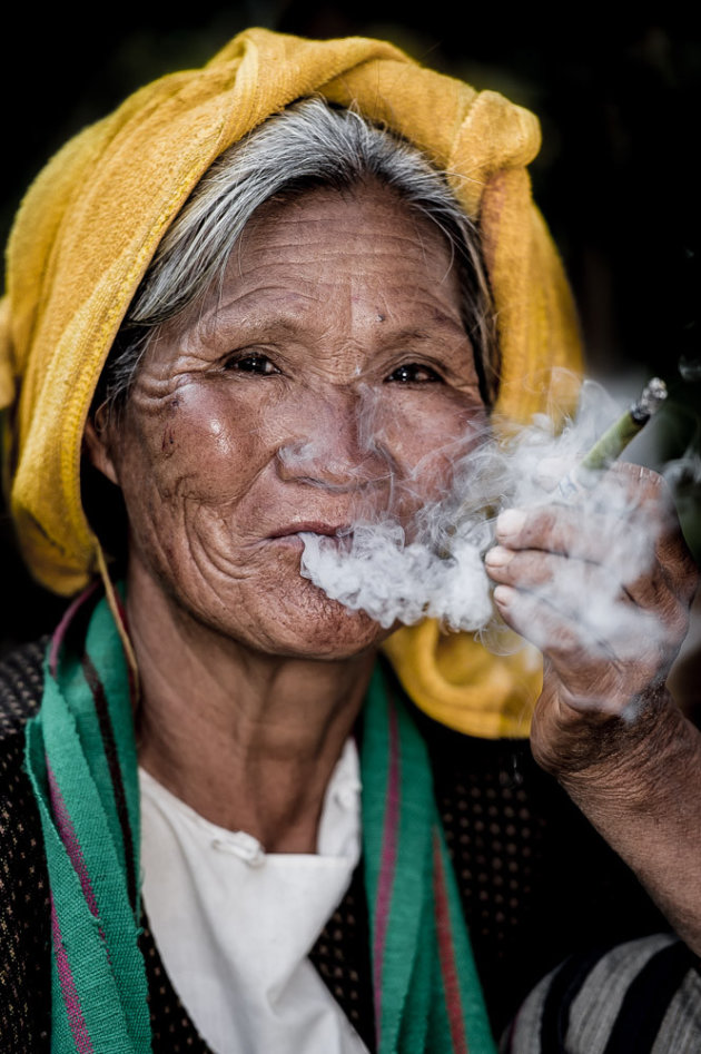 rokende vrouw met gele tulband