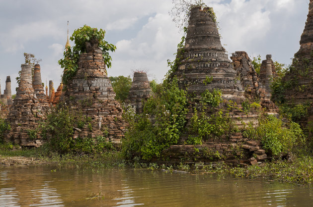 Stupa's in het water