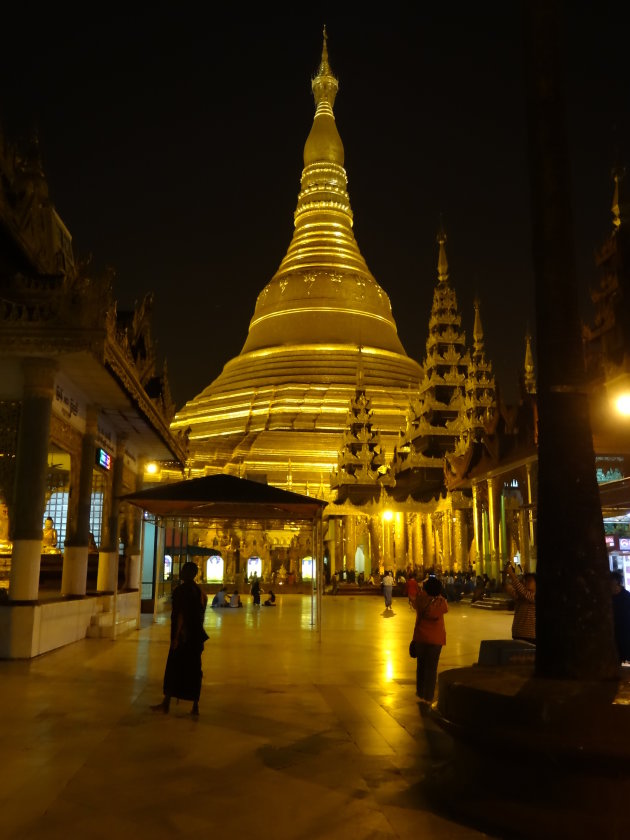 Shwedagon Paya by night