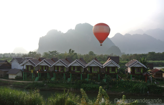 Luchtballon vaart over Vang Vieng