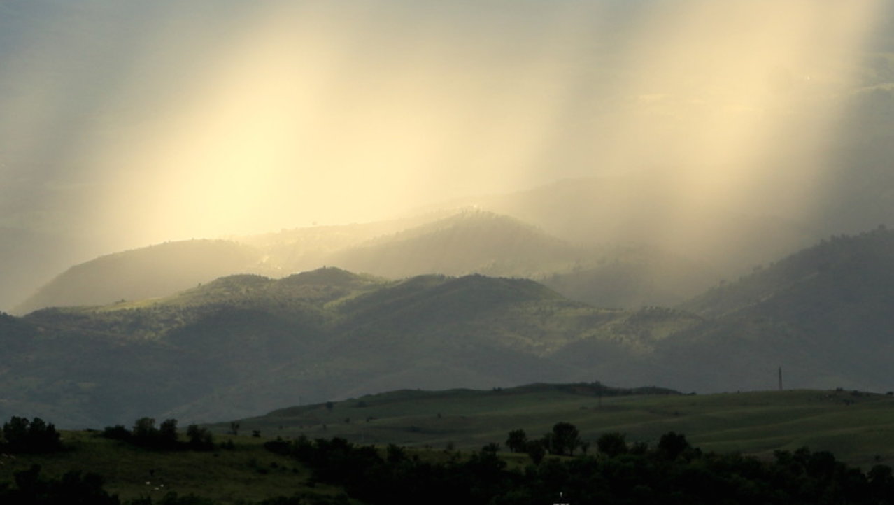 Laatste zonnestralen voor de regen in het Pirin-gebergte