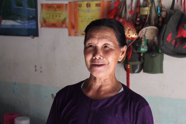 Trotse vrouw uit Guilin, tijdens een rondleiding in haar huis.