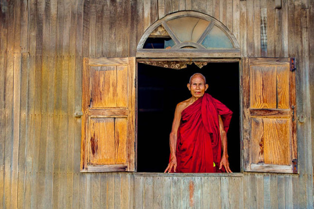 oude monnik in het raam