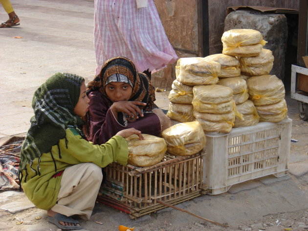 Meisjes op de markt in Luxor naast hun koopwaar