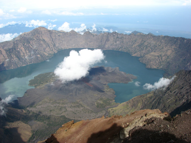 Kratermeer Rinjani op Lombok gezien vanaf de top