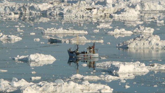 Vissersboot tussen ijsschotsen