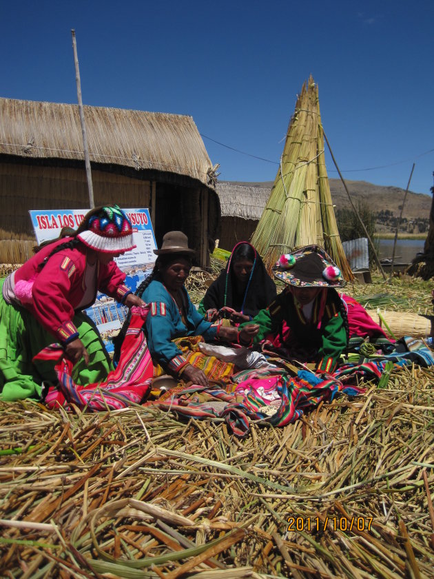 Vrouwelijke Uros indianen op Uros Island