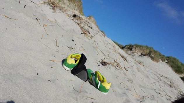 Schoenen op het strand 