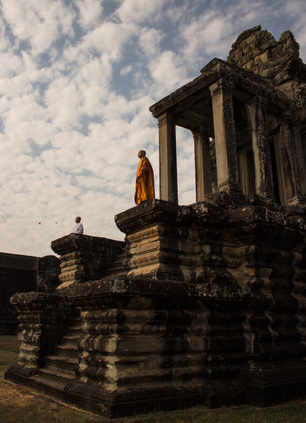 Monnik en non bij Angkor Wat