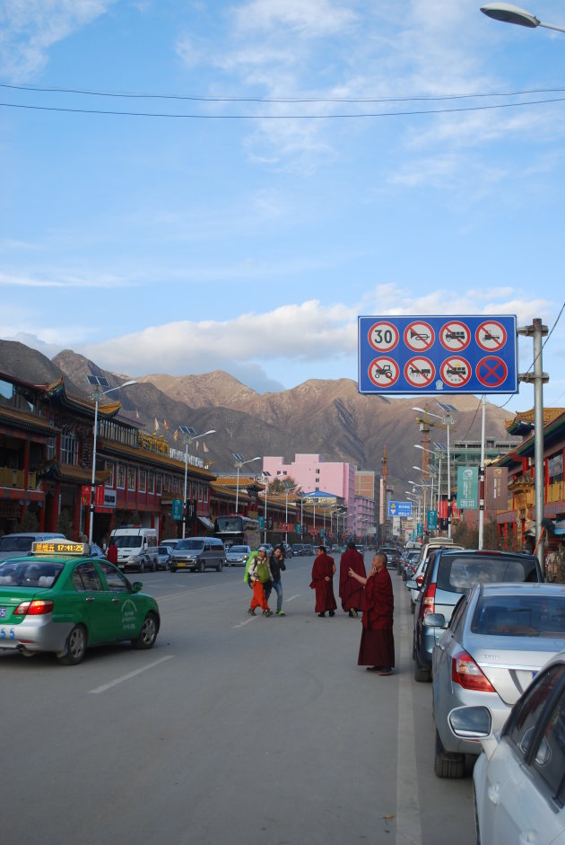 Straatbeeld Tibettaans monnikendorp Xiahe