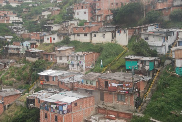 Met een kabelbaan over de sloppenwijken in Medellin