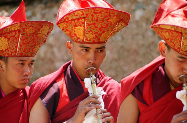 Tshechu blazers op kloosterfestival