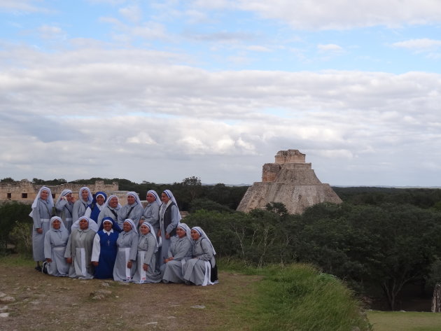 Giebelende nonnen tussen de Maya tempels