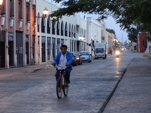 6am, een fietser in de straten van Valladolid, Yucatan 