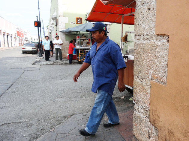 Straathoek in Valladolid, Yucatan, met wat voetgangers en eetstalletjes