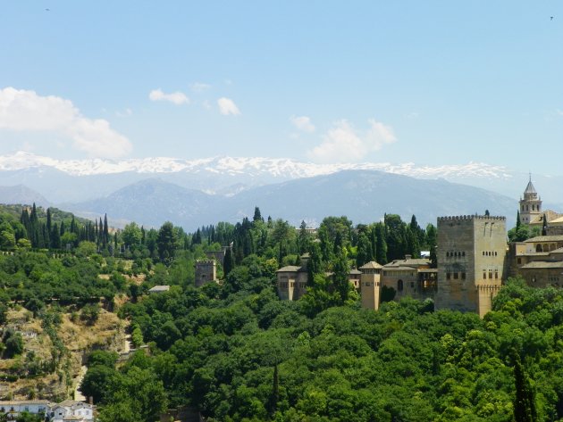 Alhambra met de Sierra Nevada op de achtergrond