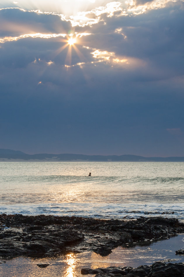 wachten op de golven, surfer bij jeffrey's Bay
