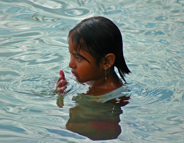 Zwemmende meisje