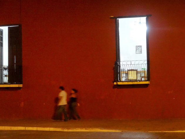 Straatbeeld bij avond in Valladolid, Mexico