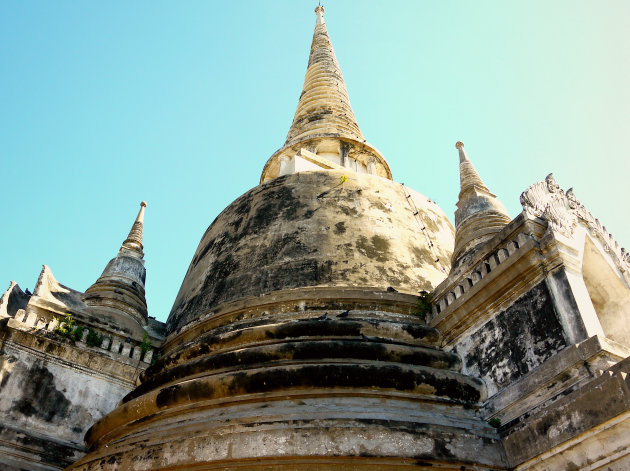 Ayutthaya tegen strakblauwe lucht