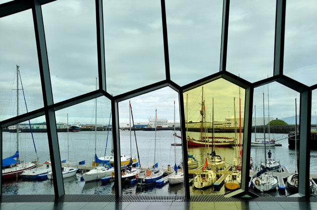 Jachthaven Reykjavik vanuit het Harpa Concertgebouw