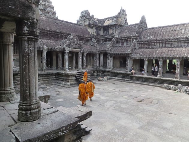 Monniken in tempel Angkor Wat, Cambodja. 