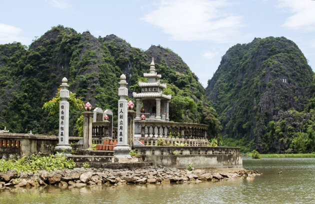 Tempeltje aan de rivier