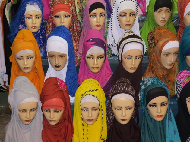 Prachtige hoofddoeken op de markt