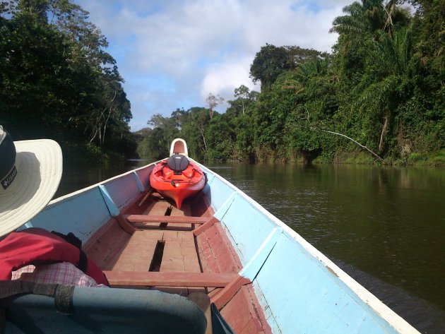 onze kajak werd op een korjaal naar een punt in het Amazoneregenwoud vervoerd waar we bij een sula overstapten.