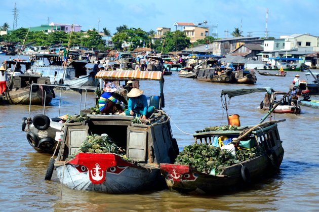 Floating Market met de kenmerkende rivier boten