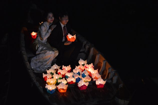 Huwelijksbootje op de rivier in Hoi An