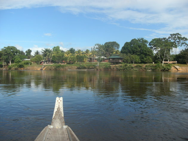 korjaal nadert Kosindo River Lodge, Kajana