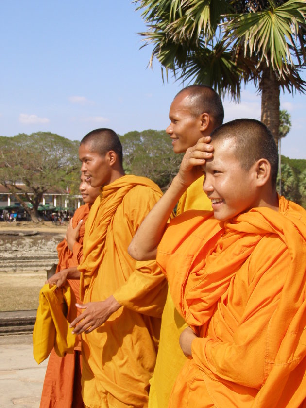 Vrolijke monniken in Angkor Wat