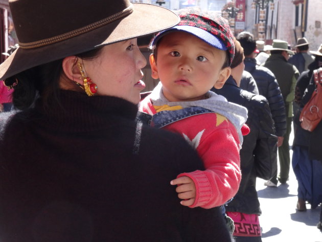 Vrouw en kind in Lhasa