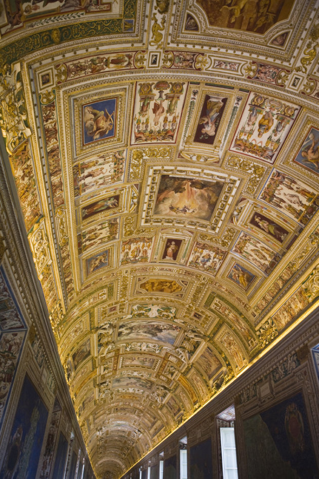 het plafond van het vaticaan museum