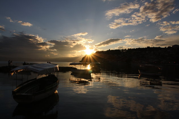 Ondergaande zon aan het meer van Ohrid