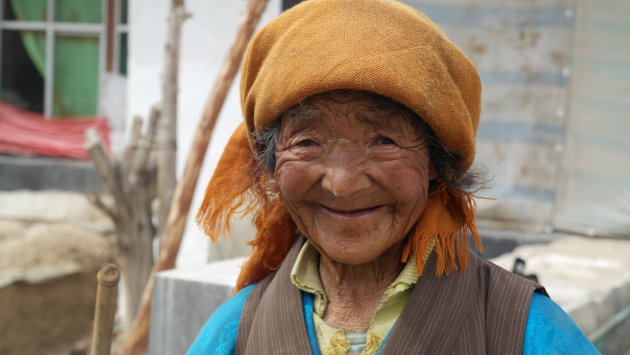 Oma in klein dorp niet ver van Lhasa.