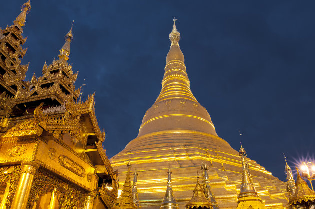 Shwedagon Pagode tijdens blauwe uurtje