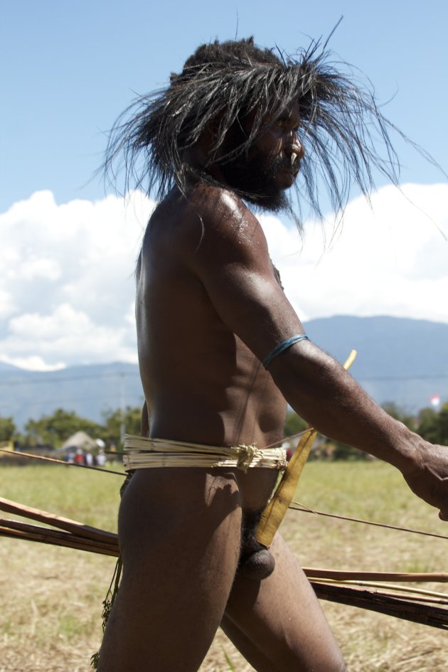 Papua man van de zijkant