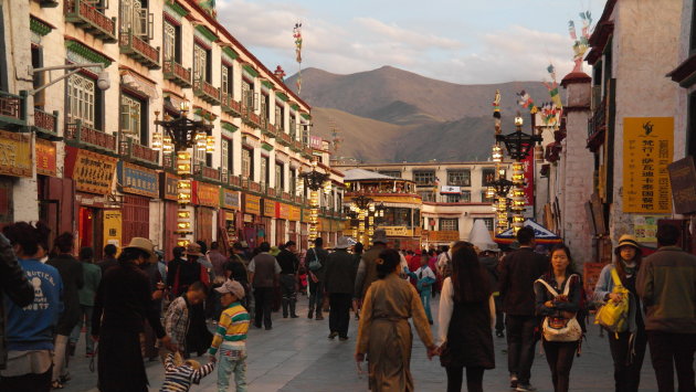 Downtown Lhasa. De Barkhor