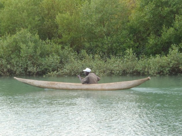 Haast met de houten kano