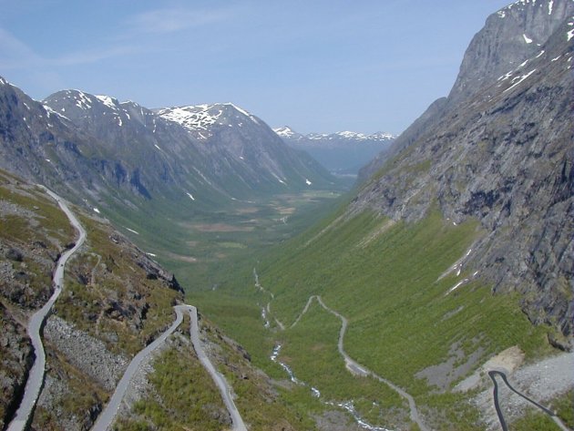 Bochtige weg in Noorwegen